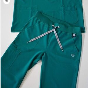 NWT Essential Threads Women’s Scrub Set in Hunter Green - Size Small